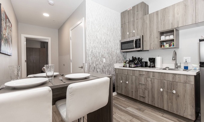 Old Town Casa | Seaworld 🐋 King Bed Suite w/WiFi, Cable, Parking - Discounts For Longer Stays
