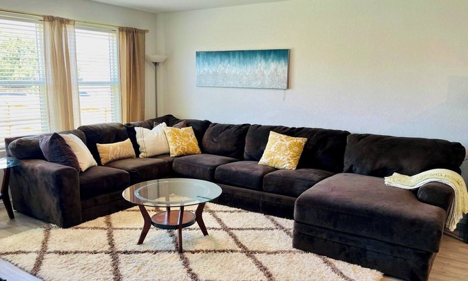 Heritage Casa | SeaWorld & Lackland AFB Spacious 4BR-2.5BA, a few min from downtown San Antonio
