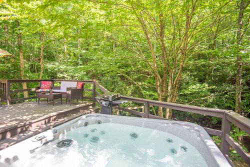 West Jefferson Casa | Secluded 2 Bd Cabin- Firepit, Hot Tub, Dogs OK, Sleeps 6