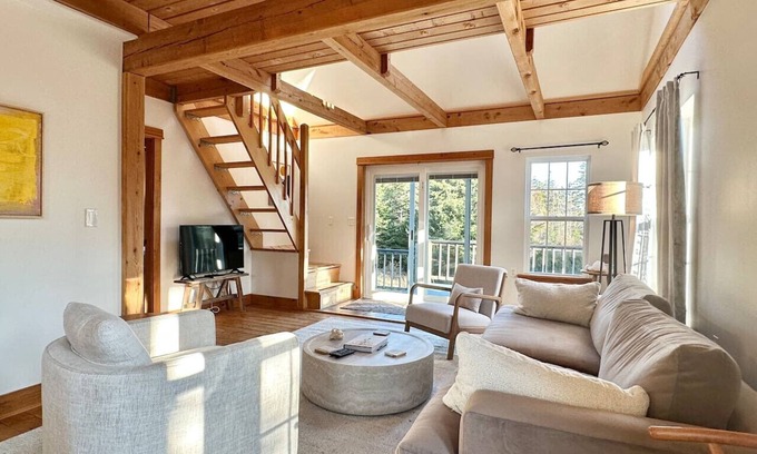 Bernard Condominio | Secluded 2BR with Beach Access! [Carriage House]