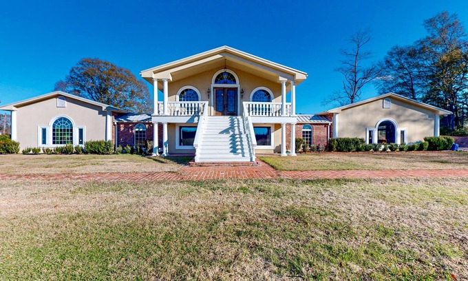 Magnolia Cabina | Secluded acreage with six bedrooms, pool, wood fireplace, ponds, grill, & AC