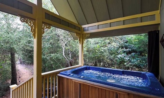 Brenham Cabina | Secluded and Cozy Romantic Cabin with Hot Tub at Scenic Hill Retreat