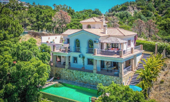 New Golden Mile Villa | Lujosa villa contemporánea aislada con piscina infinita en una ubicación tranquila.