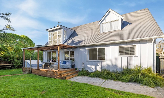 Christchurch Casa | Secluded Beach Haven - Christchurch Holiday Home