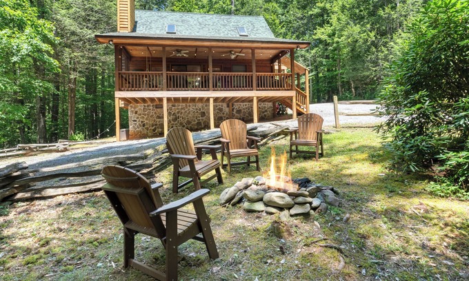 Townsend Cabina | SECLUDED♤Bonfire pit♤2 bdrm/2bath♤Pet friendly