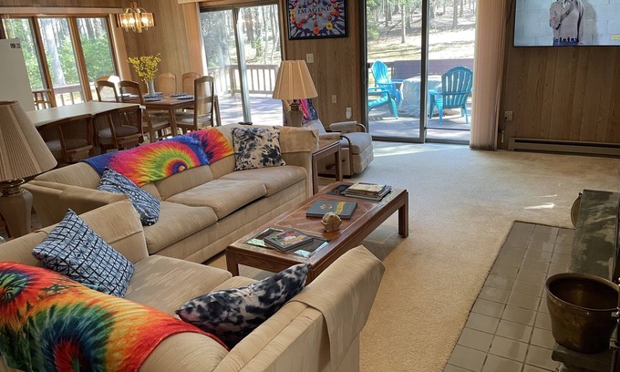 White Lake Casa | Secluded & Bright country house close to lakes & Bethel Woods/Woodstock grounds