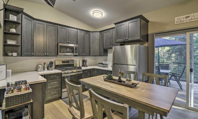 Butte Meadows Casa | Secluded Butte Meadows Cabin with Deck and Grill!