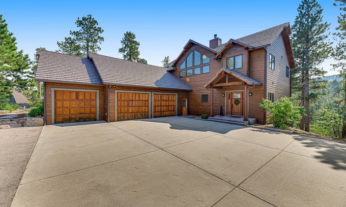 Spearfish Casa | Secluded cabin between Spearfish and Deadwood w/WiFi, hot tub, private decks