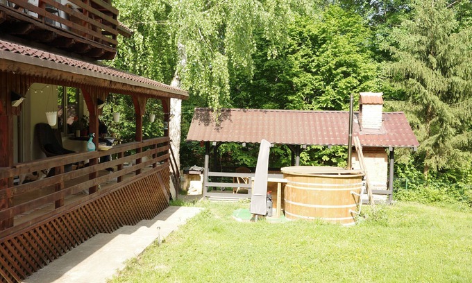 Cristian Casa | Secluded Cabin Retreat: Hot Tub, Nature, and Tranquility in the Woods"