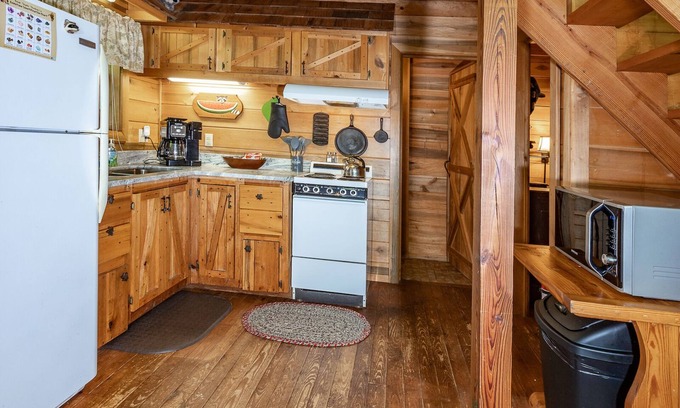 Lake Toxaway Cabina | Secluded Cabin w/ Fire Pit and Pickleball
