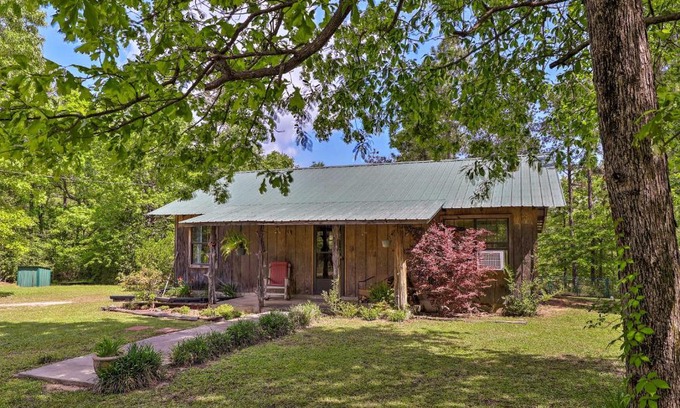 Neely Casa | Secluded Cabin with Pond about 37 Mi to Gulf Coast!