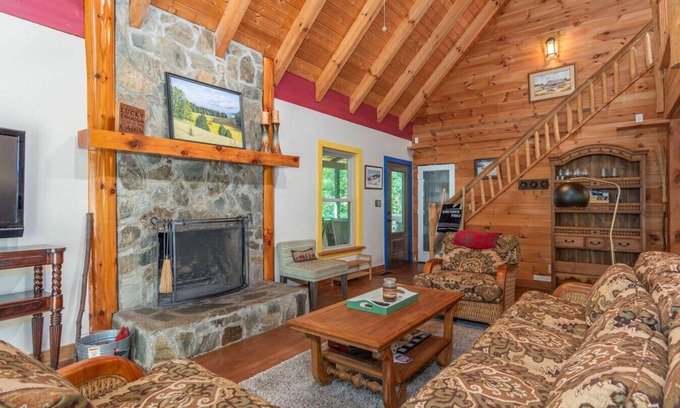Leicester Cabina | Secluded Cabin with Quality Furnishing + Hot Tub
