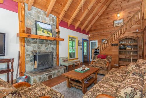 Leicester Casa | Secluded Cabin with Quality Furnishing and Hot Tub