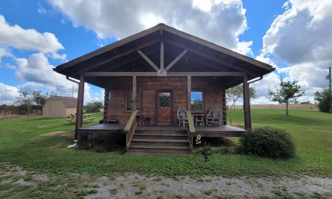 Uniontown Cabina | Secluded cabins with fishing pond on the Mississippi River Hills Wine Trail
