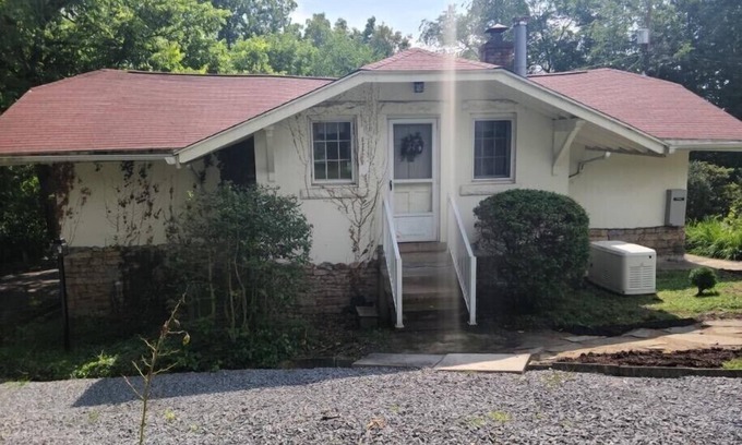 Morgantown Casa | Secluded carriage house on an estate close to downtown