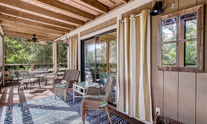 Fernandina Beach Condominio | Secluded Condo with Peaceful Wooded Views and Easy Access to the Beach by RedAwning