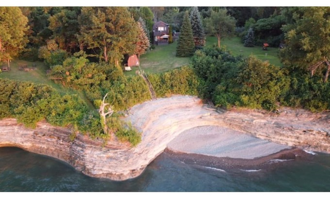 Ripley Cabaña | Secluded Cottage with Hidden Cove on Lake Erie