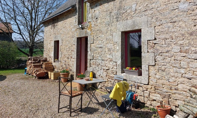 Camors Casa | Secluded country house near small town - a short drive from beaches