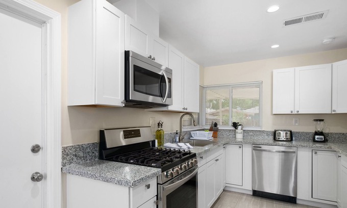 Raisin Casa | Secluded & Cozy 3B/1Bth w GreatA to Airport