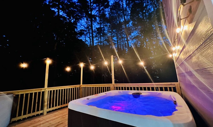 Sevierville Cabina | Secluded cozy Cabin/Prime location/Family-oriented/Hot tub/Pet-friendly/Fire-pit