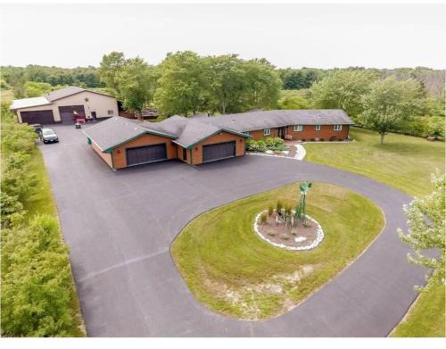 Will County Casa | Secluded Farmhouse W/5BD & Pool