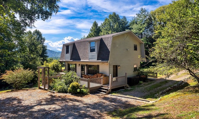 Townsend Cabina | Secluded fully renovated large cabin, with gorgeous mountain views, 5BD, 4BA
