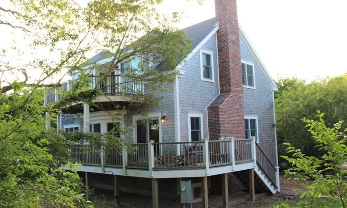Provincetown Casa | Aislado Hilltop Luxury Home. Vistas al agua. A pasos de la playa y del pueblo.
