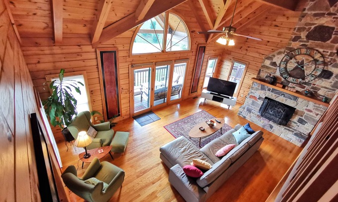 Baker Cabina | Secluded Hilltop Retreat: Log Cabin + Hot Tub