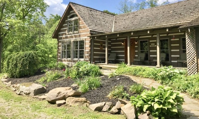 Bladensburg Cabina | Log Cabin de lujo, capacidad para 15! Bañera de hidromasaje, chimenea, 55 acres de caminata, pescado, fogón