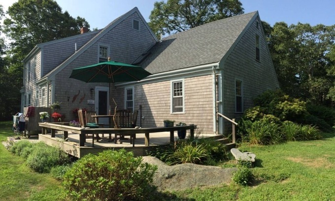 Chilmark Casa | Casa aislada en el bosque con terraza, chimenea junto a la corriente, cerca de Vincent Beach