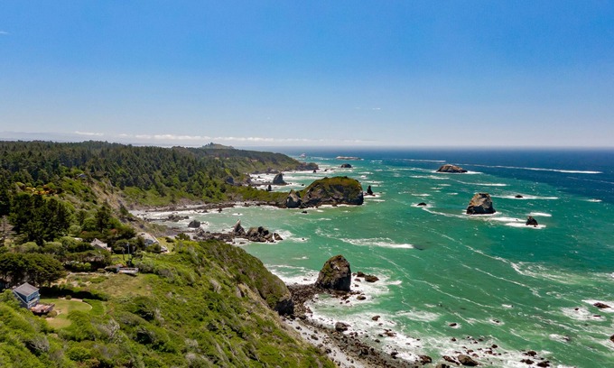 Trinidad Casa | ¡Casa aislada en la costa con vistas al océano y un patio privado grande con barbacoa!