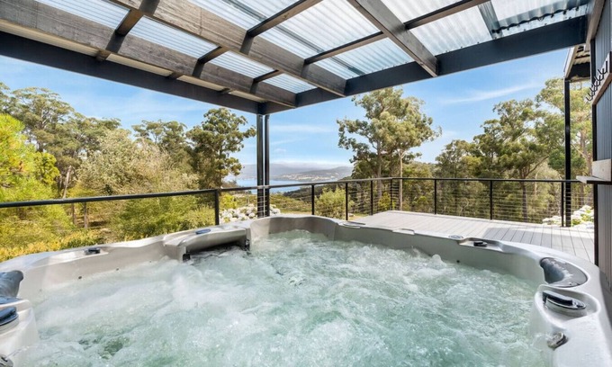Deep Bay Apartamento | Secluded Huon Valley Lodge with Hot Tub & Cottage