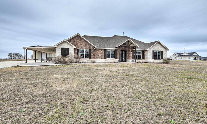 Era Casa | Secluded Krum Home w/ Patio & Gas Grill!