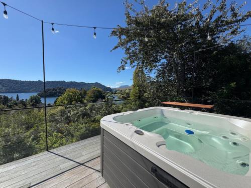 Lake Okareka Apartamento | Secluded Lake Ōkāreka Studio Views, Spa, Deck in Rotorua