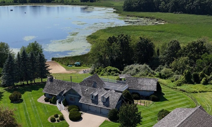 Grass Lake Chalet De Esquí | Secluded Lakefront Chalet