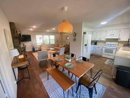 Eureka Springs Casa | Secluded Lakeview retreat by Eureka Springs-CANOE