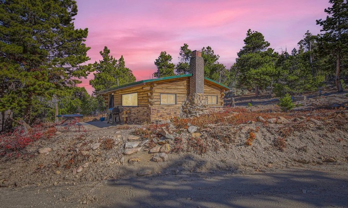 Black Hawk Cabina | Secluded log cabin/hot tub. Ski, views, hike, silence.