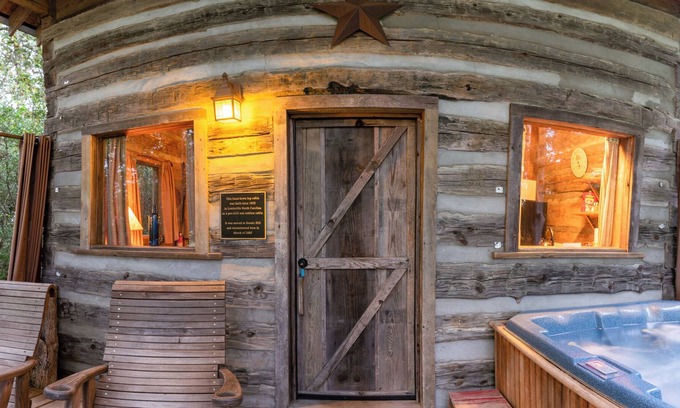 Brenham Cabina | Secluded Log Cabin with Hot Tub at Scenic Hill Retreat