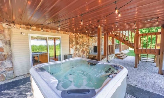 Bethelridge Cabina | Secluded Luxurious Cabin, Sleeps 16, Hot tub Sauna