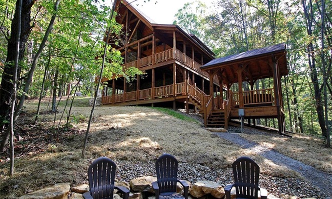 Logan Cabina | Secluded Luxury Cabin Rental for Eight Guests near Ash Cave, Ohio
