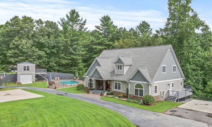 Skyland Casa | Secluded Luxury Home with Pool and Hot Tub in Asheville * 15 min to Downtown!