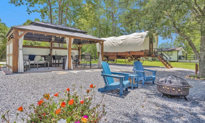 Montgomery Cabina | Luxe Covered Wagon! King Bed - Full Bath - AC/Heat