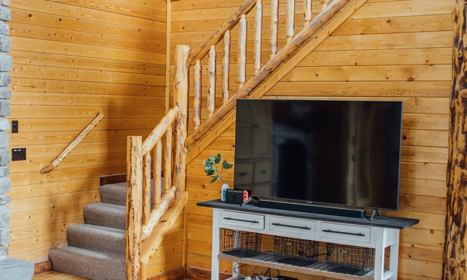Duck Creek Village Cabina | Secluded Modern Cabin with Hot Tub