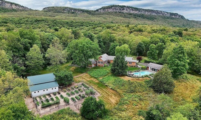 New Paltz Casa | Secluded modern farmhouse at the foot of the Gunks
