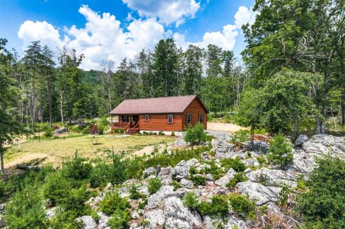 Wardensville Casa | Secluded Mountain Cabin in Wardensville!