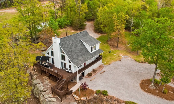 Lupton City Casa | Secluded Mountain House on 12 acres w/ Pond! 20 min to downtown Chattanooga!