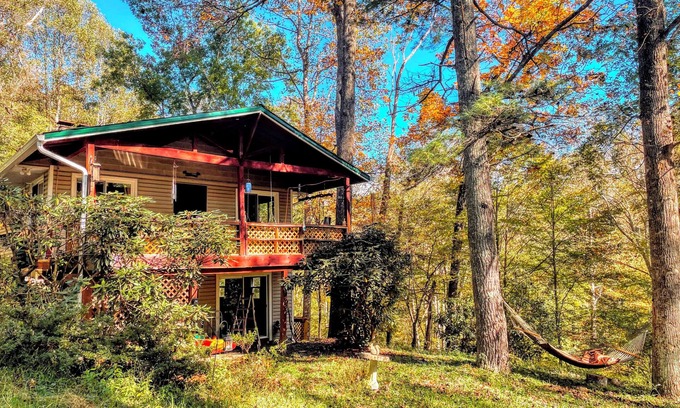 Jefferson Casa | Secluded mountain hideaway w/ hot tub. Close to town and pet-friendly!
