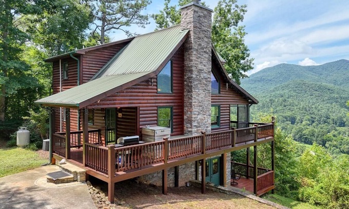 Hiawassee Cabina | Secluded Mountain-Top Cabin with Stunning Sunset Views, Hot Tub and Fireplace