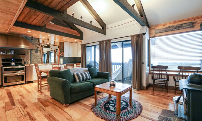 Majestic Pines Condominio | Secluded Mountain Cabin, Open Floor Plan, Washer/Dryer. Near the Golf Course