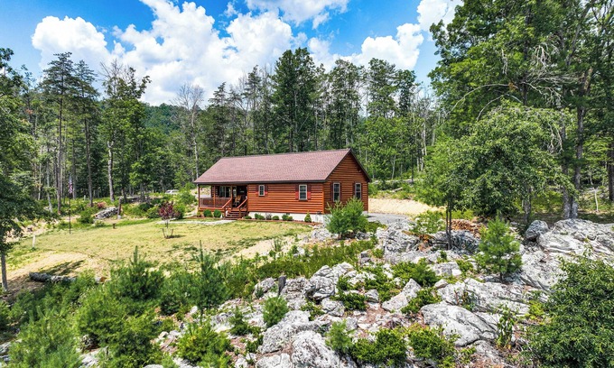 Wardensville Cabina | Secluded Mountain Cabin in Wardensville!